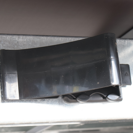 Cantonal Unterlegkeil Kunststoff (schwarz) mit Halterung