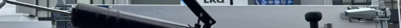 Wie benutzt man eine Fettpresse beim Anhänger?