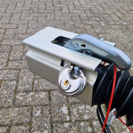 Albe Deichselbox Albe – Premium - Silber - Stahl - inkl. Edelstahl-Discussschloss mit 2 Schlüsseln