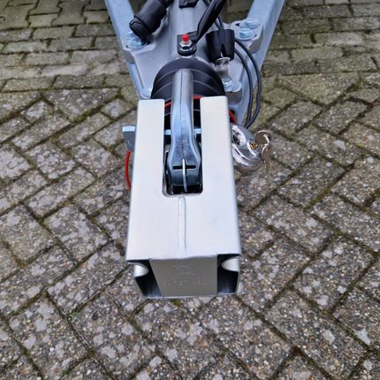 Albe Deichselbox Albe – Premium - Silber - Stahl - inkl. Edelstahl-Discussschloss mit 2 Schlüsseln