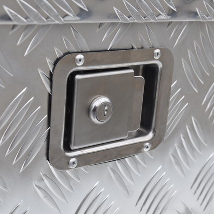 Anhängershop Deichselbox Aluminium 900/660x350x300 mm – Einbauschloss – automatische Klappe – Riffelblech