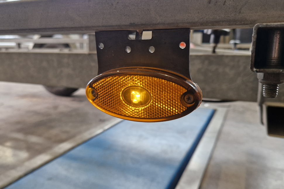 Aspock Aspock Flatpoint 2 - orange/gelbe Begrenzungsleuchte - Steckeranschluss - LED - auf Halterung