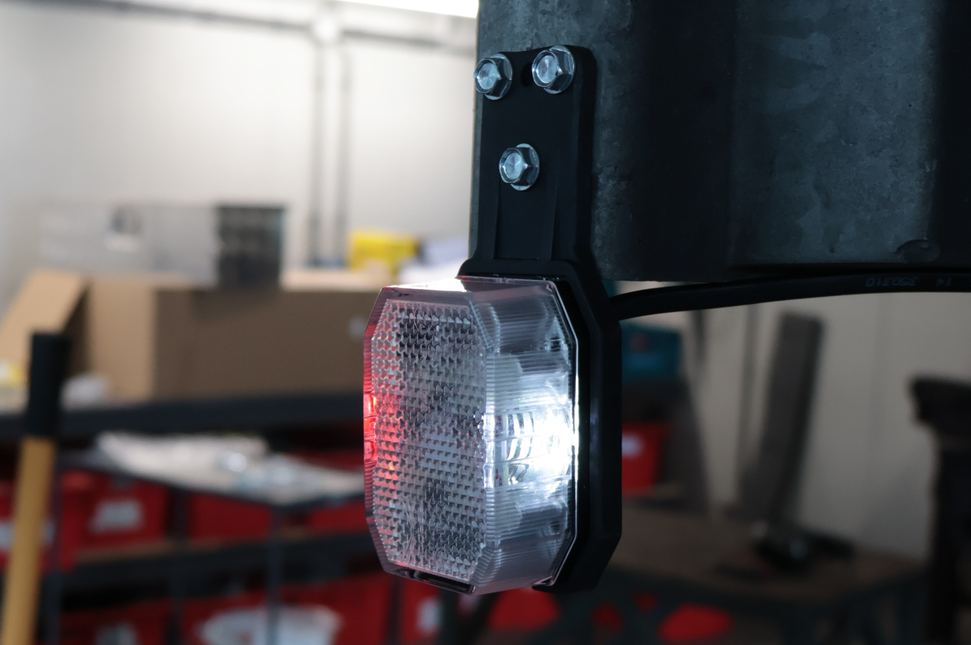 Aspock Aspöck Flexipoint LED Begrenzungsleuchte rechts – rot/weiß auf kleiner Gummihalterung mit 0,5 m Kabel