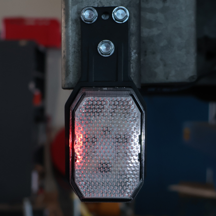 Aspock Aspöck Flexipoint LED Begrenzungsleuchte rechts – rot/weiß auf kleiner Gummihalterung mit 0,5 m Kabel