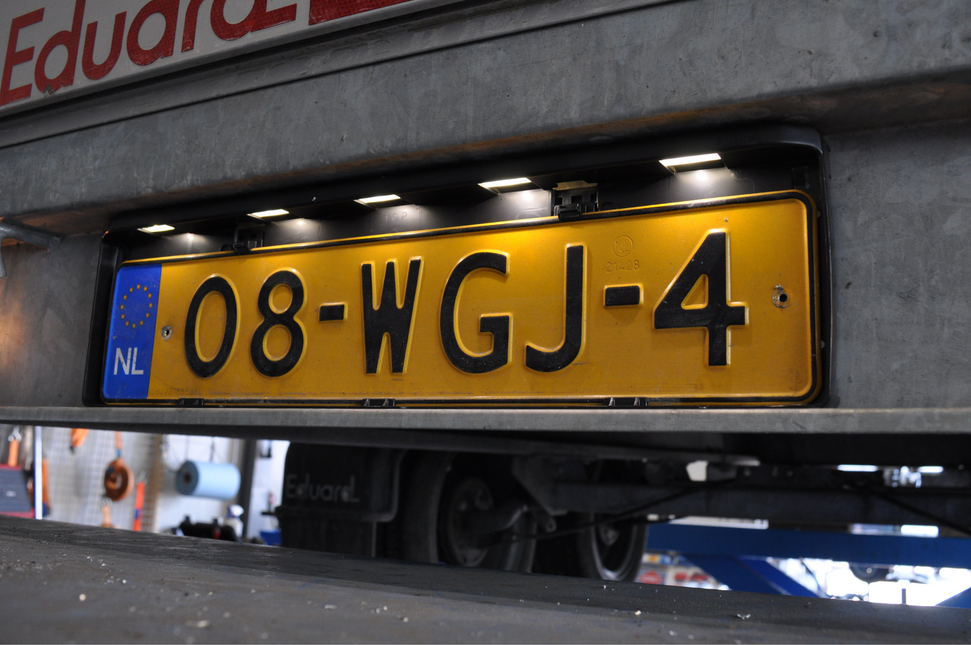 Aspock Wasserdichter Kennzeichenhalter inklusive LED-Beleuchtung - 540x145x37 mm