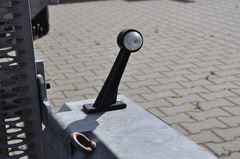 Cantonal Basic Begrenzungsleuchte Rot/Weiß Licht 19 cm lang in schrägem Winkel - 2 Stück - links und rechts  - LED