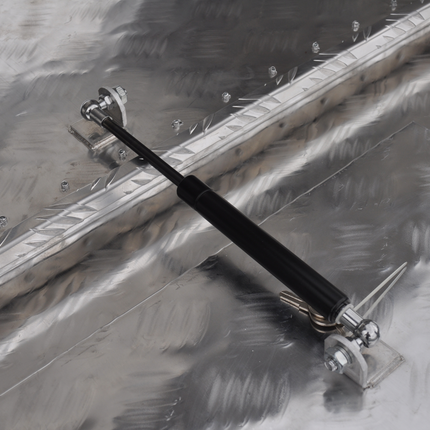 Cantonal Deichselbox Aluminium 900/660x350x300 mm – Einbauschloss – automatische Klappe – Riffelblech