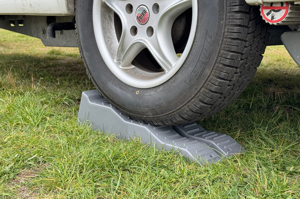 Cantonal Set aus 2 grauen Auffahrkeilen/Ausgleichskeilen - 565x200x130 mm - 5000 kg maximale Tragfähigkeit