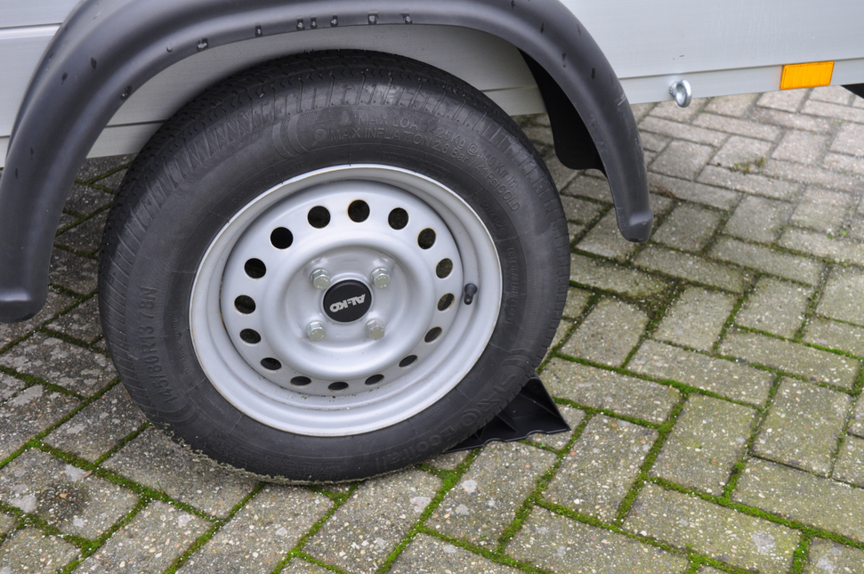 Cantonal Unterlegkeil Kunststoff (schwarz) mit Halterung