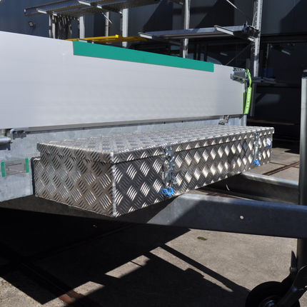 De Haan DE HAAN BOX HE - 1200x380x190 mm - wasser- und staubdichter Deichselbox aus Aluminium-Riffelblech - ausgestattet mit Spannschlössern