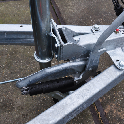 Knott Knott Auflaufeinrichtung für Anhänger - KF20 - maximale Anhängelast: 2000 kg - V-Deichselanschluss - inkl. Stützrad-Konsole