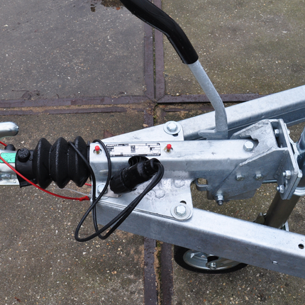 Knott Knott Auflaufeinrichtung für Anhänger - KF20 - maximale Anhängelast: 2000 kg - V-Deichselanschluss - inkl. Stützrad-Konsole