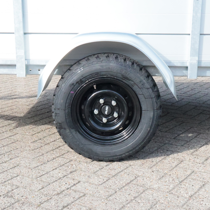 Savero Komplettes Anhängerrad - 185/70R13C - Offroad-Profil - schwarze Felge - Lochkreis: 5x112 - Tragfähigkeit: 950 kg - Nabendurchmesser: 67 mm