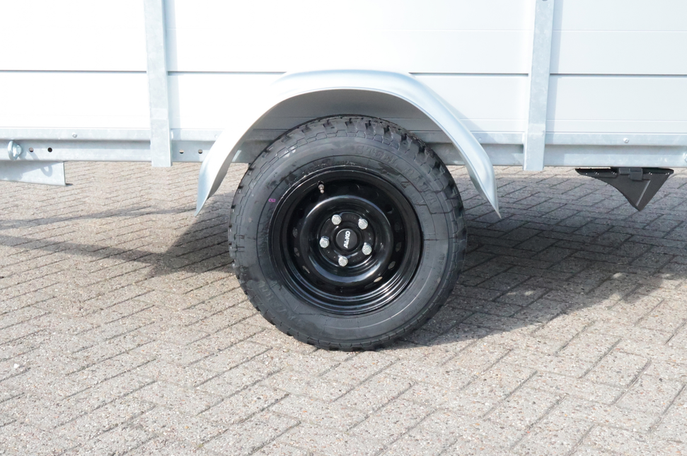 Savero Komplettes Anhängerrad - 185/70R13C - Offroad-Profil - schwarze Felge - Lochkreis: 5x112 - Tragfähigkeit: 950 kg - Nabendurchmesser: 67 mm