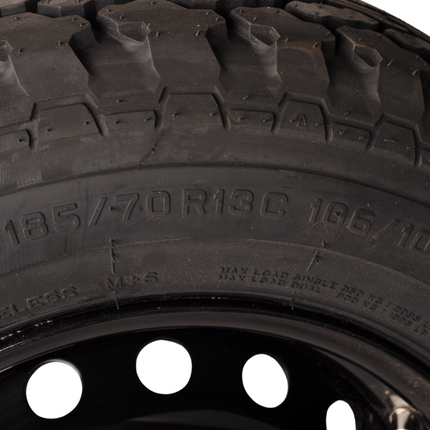 Savero Komplettes Anhängerrad - 185/70R13C - Offroad-Profil - schwarze Felge - Lochkreis: 5x112 - Tragfähigkeit: 950 kg - Nabendurchmesser: 67 mm