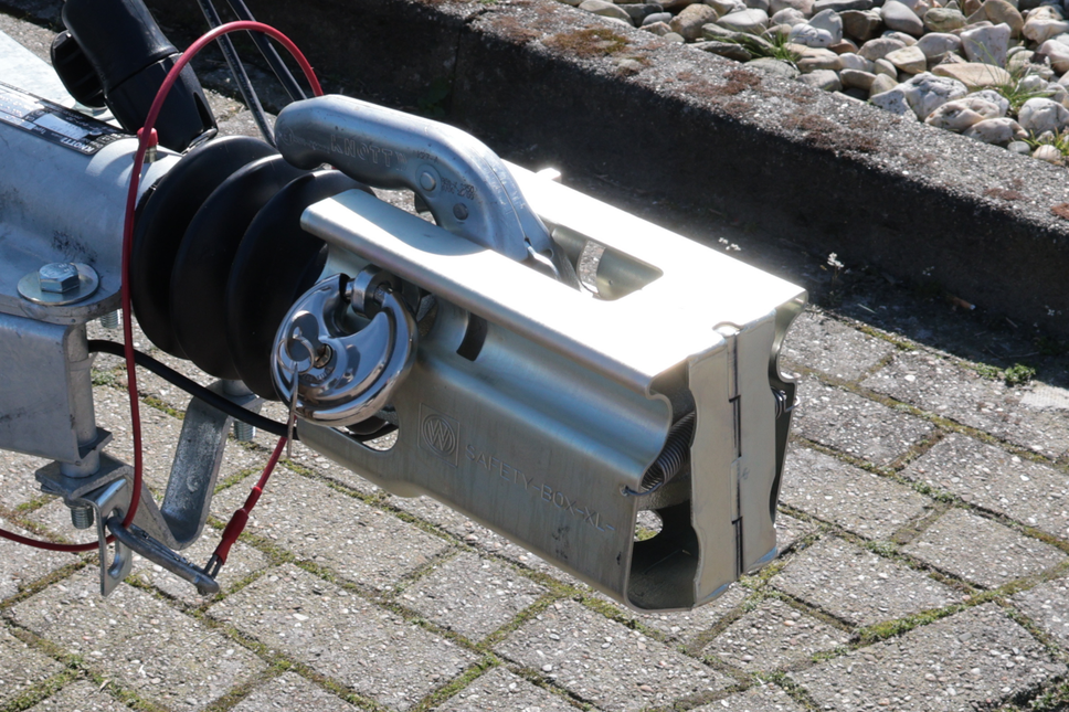 Winterhoff Deichselschloss Kasten Albe XL – Premium – Silber – Stahl – inkl. Edelstahl-Discussschloss mit 2 Schlüsseln – Safetybox XL